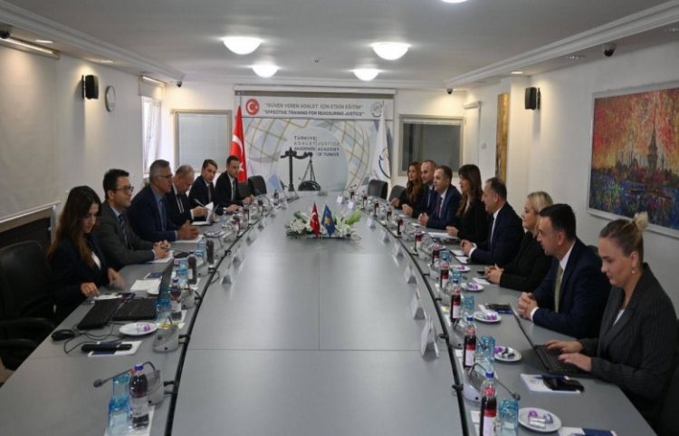 Ministrja Haxhiu në Ankara, vizitoi Akademinë e Drejtësisë