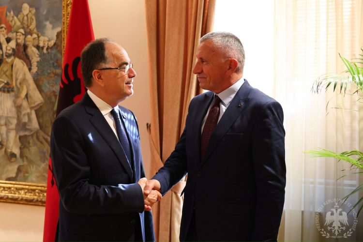Begaj takon Kamberin, e siguron se shqiptarët e Luginës e kanë mbështetjen e Shqipërisë