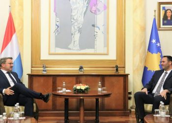 Konjufca pret Bettel, e falënderon për donacionin në Kuvendin e Kosovës
