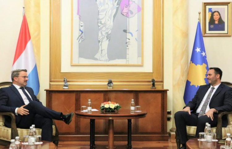 Konjufca pret Bettel, e falënderon për donacionin në Kuvendin e Kosovës