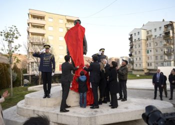 Kurti mori pjesë në akademinë përkujtimor dhe në ceremoninë e zbulimit të shtatores së veprimtarit Metush Krasniqi