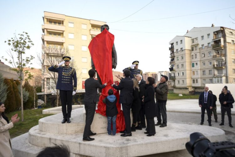 Kurti mori pjesë në akademinë përkujtimor dhe në ceremoninë e zbulimit të shtatores së veprimtarit Metush Krasniqi