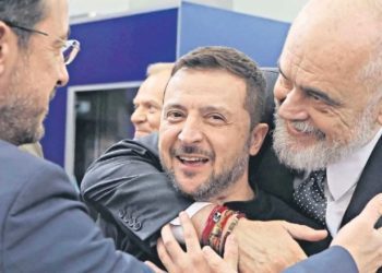 Rama një përqafim ndryshe për Volodymyr Zelenskyn, dy liderët “shkrihen” së qeshuri