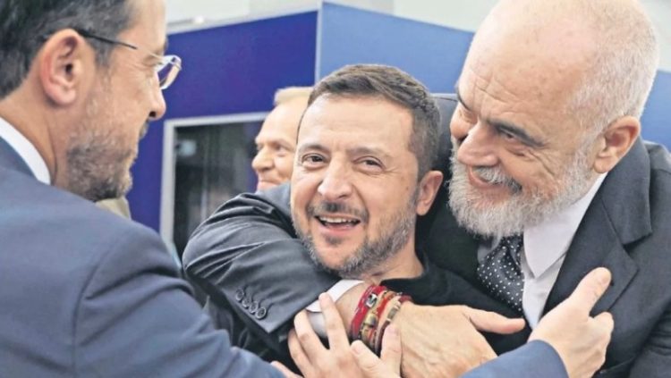 Rama një përqafim ndryshe për Volodymyr Zelenskyn, dy liderët “shkrihen” së qeshuri