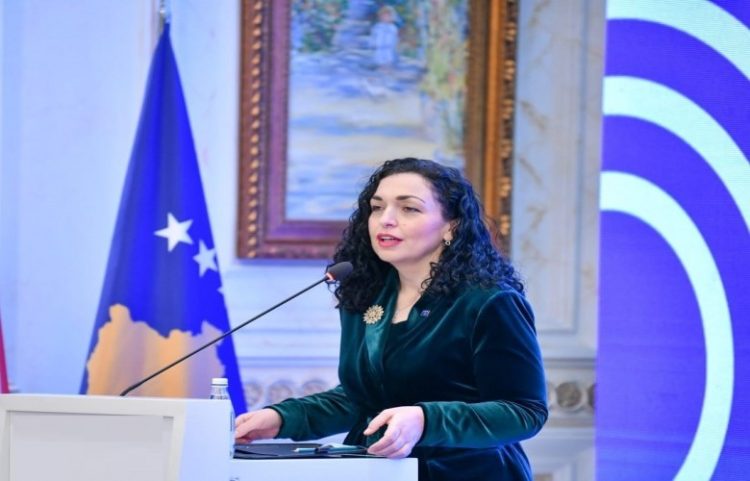 Presidentja udhëtoi për Kolumbi, do të inaugurojë ambasadën e Kosovës në Bogota