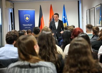 Kurti me studentët diskuton për tranzicionin ekonomik dhe energjinë e gjelbër