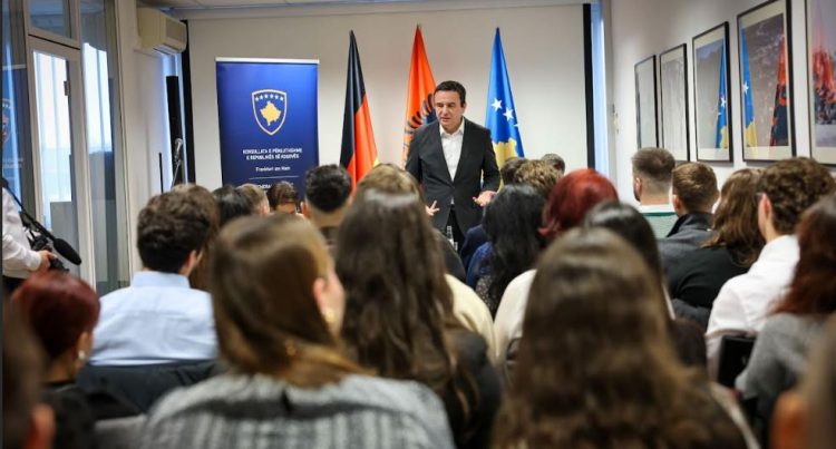Kurti me studentët diskuton për tranzicionin ekonomik dhe energjinë e gjelbër