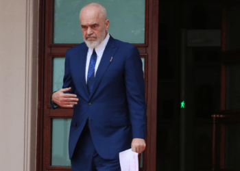 Incidentet në takimin e Ramës me shqiptarët e Anglisë, një 50-vjeçar dërgohet në spital me ambulancë