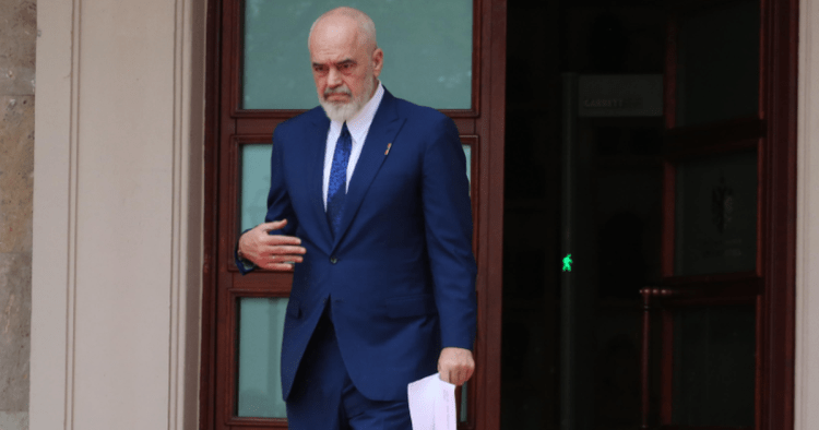 Incidentet në takimin e Ramës me shqiptarët e Anglisë, një 50-vjeçar dërgohet në spital me ambulancë