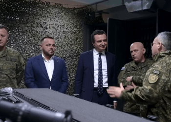 Vizitoi depon ku mbahet armatimi i FSK-së, Kurti: Gjithnjë në shërbim të mbrojtjes së sovranitetit dhe integritetit (Video)