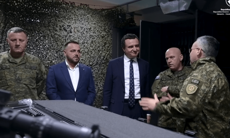 Vizitoi depon ku mbahet armatimi i FSK-së, Kurti: Gjithnjë në shërbim të mbrojtjes së sovranitetit dhe integritetit (Video)