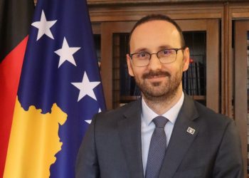 Diplomati Ajeti uron shqiptarin që u zgjodh kryetar bashkie në Gjermani: Mesazh i fuqishëm për diasporën shqiptare