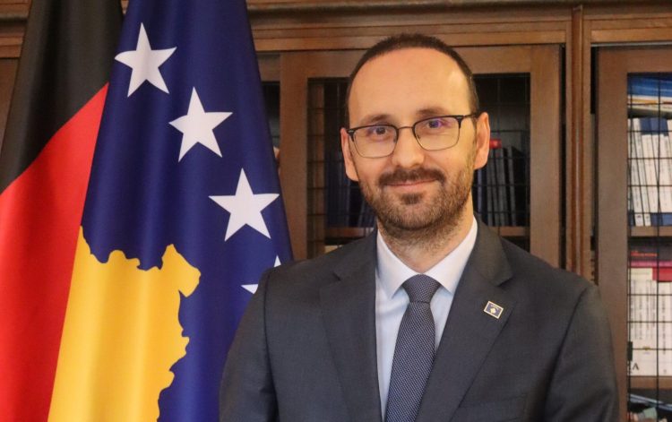 Diplomati Ajeti uron shqiptarin që u zgjodh kryetar bashkie në Gjermani: Mesazh i fuqishëm për diasporën shqiptare