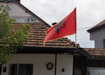 Sinani i bashkohet thirrjes së Kamberit për vendosjen e flamujve kombëtarë nëpër shtëpitë e Luginës