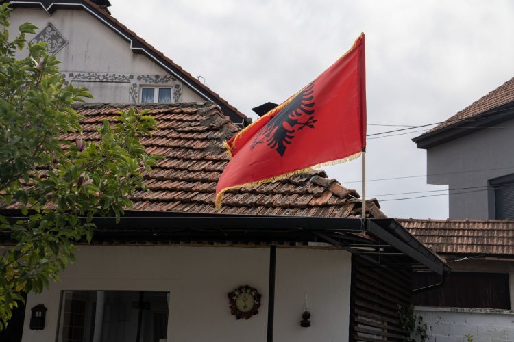 Sinani i bashkohet thirrjes së Kamberit për vendosjen e flamujve kombëtarë nëpër shtëpitë e Luginës
