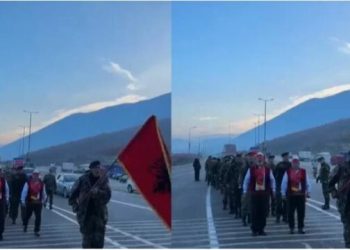 Me simbole e veshje kombëtare, qindra qytetarë nga Kosova nisen drejt Shqipërisë