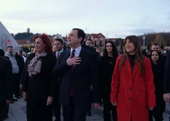 Kurti bën homazhe në Prekaz: Mirënjohje e thellë ndaj atyre që kontribuuan për lirinë e shqiptarëve