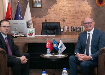 Kryetari Aliu pret në takim ambasadorin e Turqisë në Kosovë, Sabri Tunç Angılı