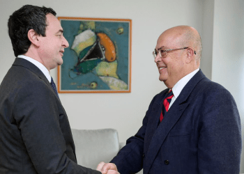 Kryeministri Kurti priti në takim lamtumirës Ambasadorin e Bullgarisë në Kosovë, Gudjev