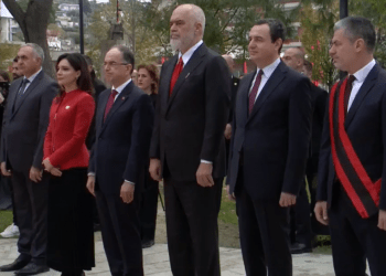 Dita e Flamurit, nis ceremonia në Vlorë, i pranishëm edhe kryeministri Kurti (Video)