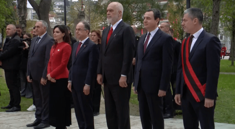 Dita e Flamurit, nis ceremonia në Vlorë, i pranishëm edhe kryeministri Kurti (Video)