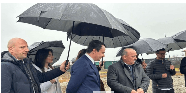 Kryeministri Kurti  vë gurin themeltar për tri projekte në Podujevë