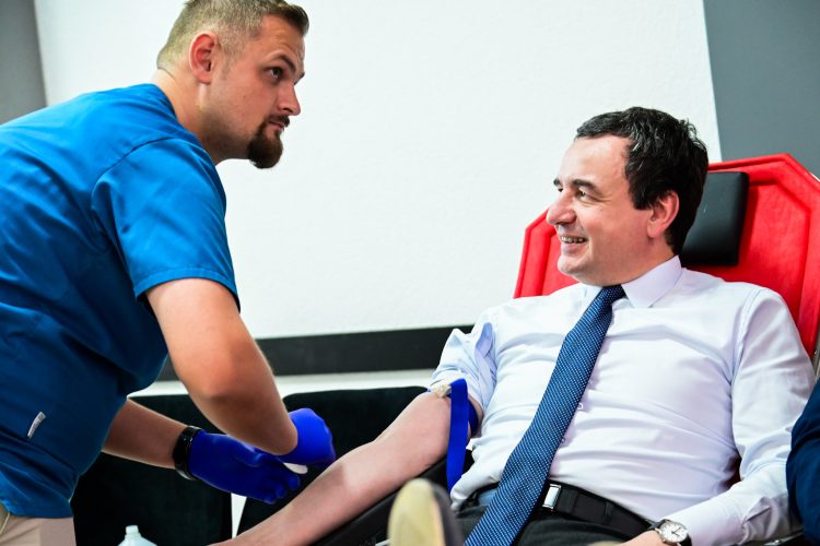 Kryeministri dhuron gjak, për “të nderuar” kujtimin e Astrit Deharit