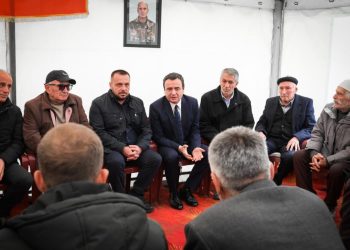 Kryeministri shkon për ngushëllime te familja e ushtarit të FSK-së që vdiq në vendin e punës