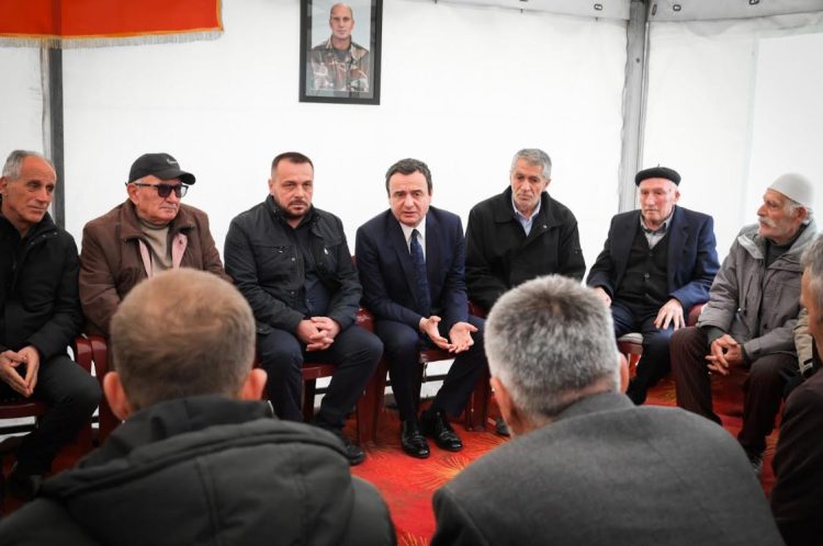Kryeministri shkon për ngushëllime te familja e ushtarit të FSK-së që vdiq në vendin e punës