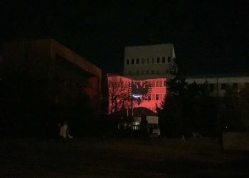 Objekti i Kuvendit të Kosovës vishet me ngjyrat kuq e zi