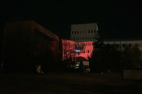 Objekti i Kuvendit të Kosovës vishet me ngjyrat kuq e zi