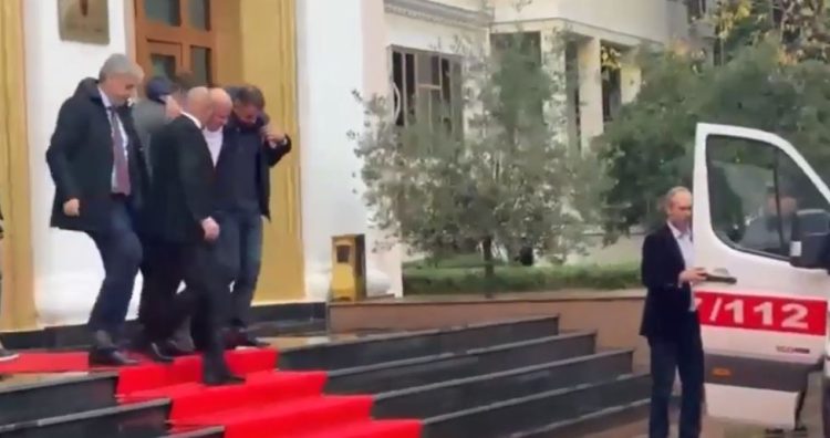 Deputeti Lefter Gështenja lë me urgjencë Kuvendin, merret nga ambulanca