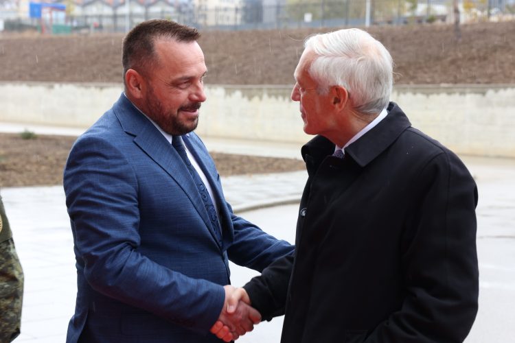 Ministri Maqedonci takon gjeneralin Clark, shpreh mirënjohjen e Kosovës për ndërhyrjen e NATO-s