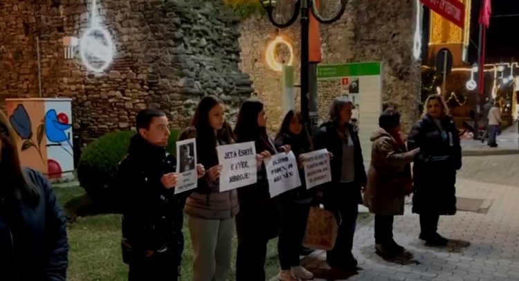 Vra*sja e Martin Canit, nxënës, mësues dhe prindër me marshim paqësor në Elbasan
