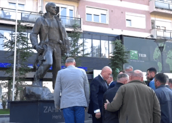 ‘Në ditëlindje e tij’, Haradinaj bëri homazhe te shtatorja e heroit Zahir Pajaziti