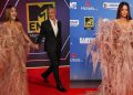Stil dhe elegancë, Rita Ora tërheqë vëmendjen me paraqitjen e saj në tapetin e kuq të MTV EMA (Foto)