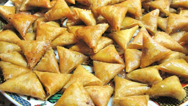 Samsa e ëmbël dhe e shkrifët, sikur bakllava