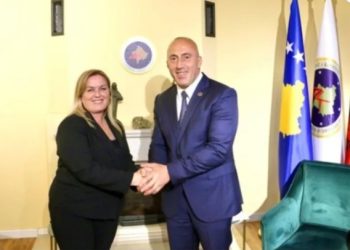 Arrestohet kryetarja e degës së AAK-së-Drejtoresha e Komunës së Kaçanikut, së bashku me djalin e saj u morën shuma të mëdha kandidatëve për patent shofer