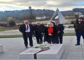 Deputetët britanik bëjnë homazhe në Prekaz
