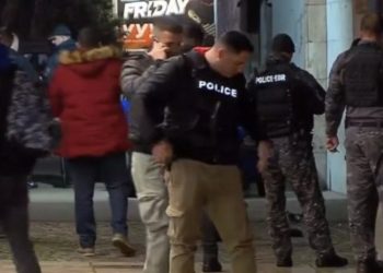 Dramë në “Neptun” në Parkun e Qytetit, dy persona të maskuar dhe të ar’matosur “bllokojnë” pikën shitëse