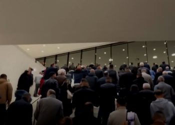 Një numër i madh i qytetarëve e presin Kurtin sot në Interlaken të Zvicrës (VIDEO)
