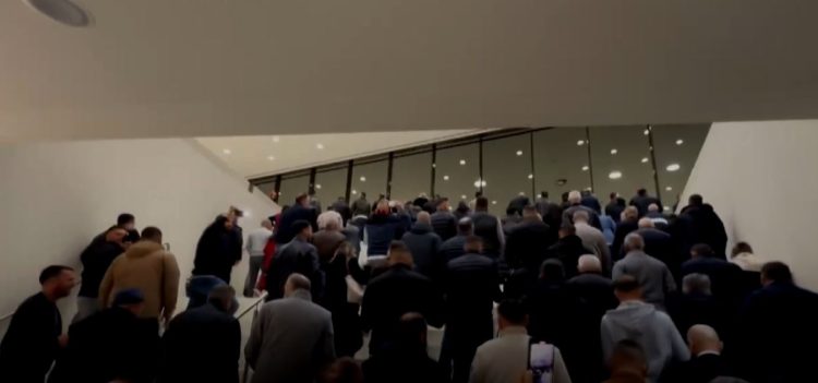 Një numër i madh i qytetarëve e presin Kurtin sot në Interlaken të Zvicrës (VIDEO)