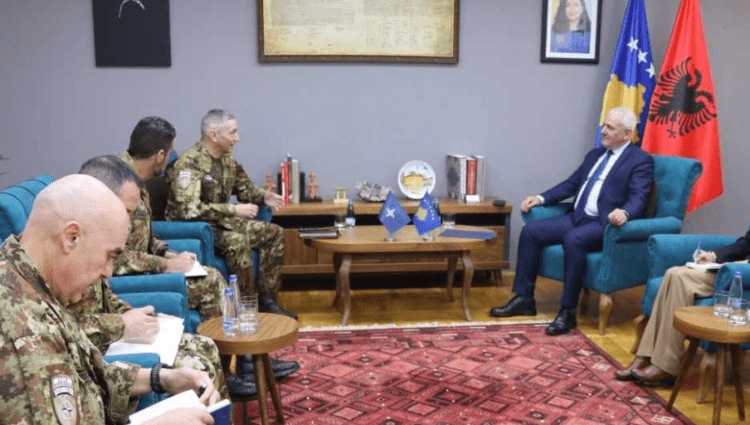 Sveçla takon Komandantin e KFOR-it, e uron për detyrën e re