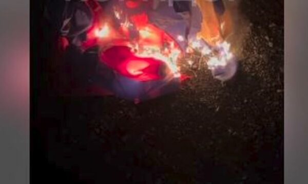 Video provokuese nga veriu i Kosovës: Disa serbë djegin flamujt e Kosovës dhe të Shqipërisë në ditën e Flamurit