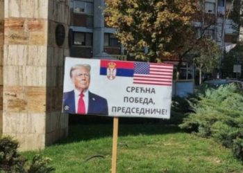 Serbët e veriut të Mitrovicës vendosin një pankartë me fotografin e Donald Trumpit në qendër të qytetit
