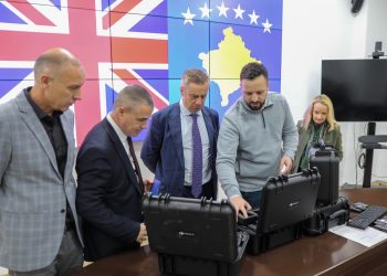 Ambasada britanike i dhuron katër dronë donacion Policisë së Kosovës