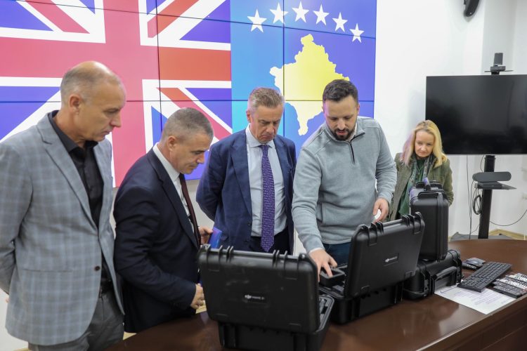 Ambasada britanike i dhuron katër dronë donacion Policisë së Kosovës