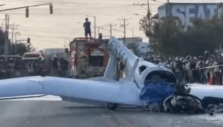 Panik në Ekuador, aeroplani rrëzohet në mes të rrugës së populluar (Video)