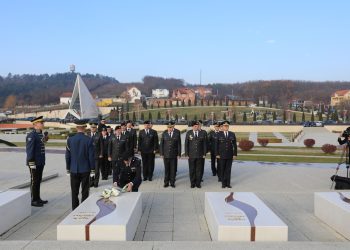 FSK-ja bënë homazhe në kompleksin memorial në Prekaz (Foto)