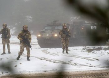 Ushtarët e KFOR-it tregojnë ‘forcën’ në Istog